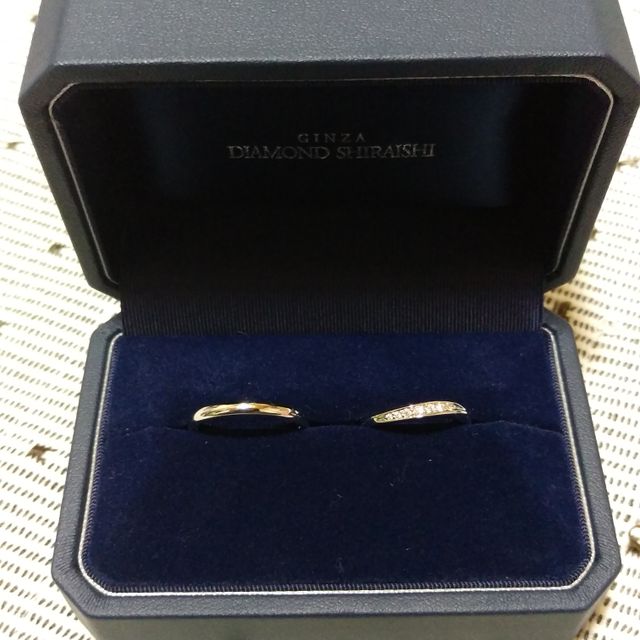【銀座ダイヤモンドシライシの口コミ】 着け心地とデザインが素敵でした。
内側のカットが特徴的で、かなり指にし…