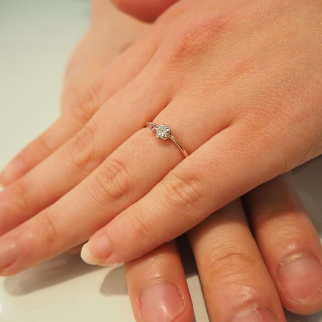 【PRIMA PORTA(プリマポルタ)の口コミ】 彼がいくつか選んでくれた中から選びました。
華奢で主張しすぎず、普段か…