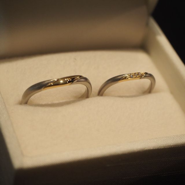 【AMOUR AMULET(アムール・アミュレット)の口コミ】 シンプルでありながら、ちょっと変わったデザインを探していました。
真ん…