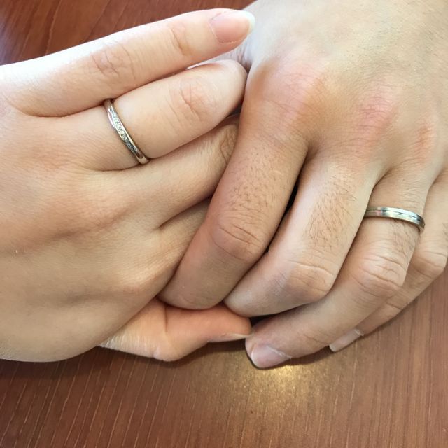 【銀座ダイヤモンドシライシの口コミ】 私たちは婚約指輪を購入しなかったので、結婚指輪にダイヤモンドが綺麗に…