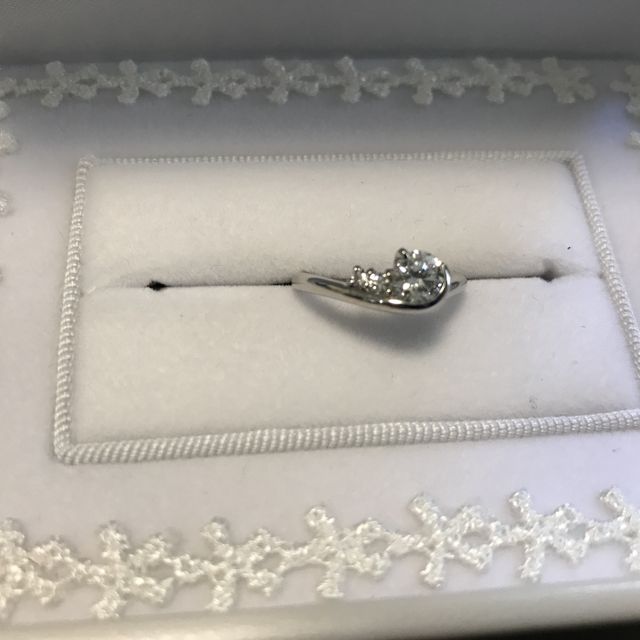 【宝寿堂(ほうじゅどう)の口コミ】 いわゆるエンゲージリングのようなダイヤが中央にドンッと乗っかっている…