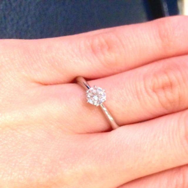 【ROYAL ASSCHER(ロイヤル・アッシャー)の口コミ】 ひと目見て品のあるダイヤモンドの輝きに惚れ込みました。実際に指に着け…