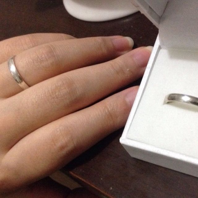 【THE KISS(ザ・キッス)の口コミ】 とてもシンプルなシルバーのリングです。
リングにも太さや厚み、付け心地…