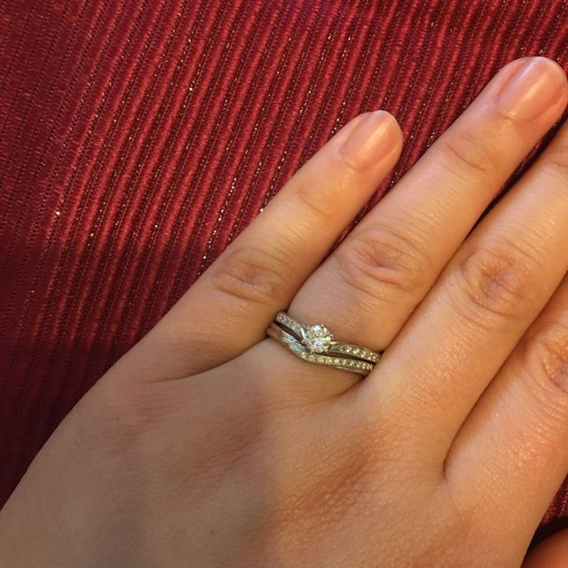 【銀座ダイヤモンドシライシの口コミ】 婚約指輪と結婚指輪が重ねて付けることができ、同時購入時にはライン合わ…