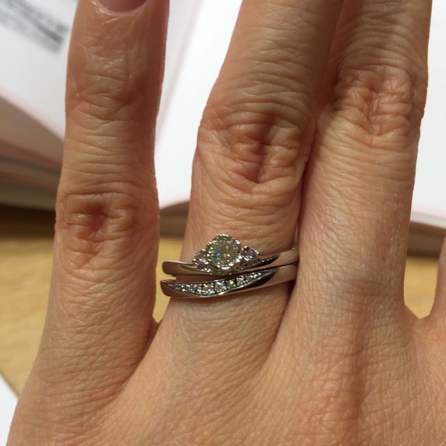 【TRECENTI(トレセンテ)の口コミ】 婚約指輪のフローラは花の形をしていてとても可愛かったです。
フローラは…