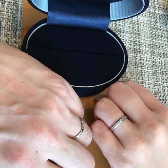 【Something Blue(サムシングブルー)の口コミ】 シンプルかつ男性と女性のデザインがまったく同じではない物で、女性には…