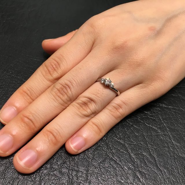 【ROYAL ASSCHER(ロイヤル・アッシャー)の口コミ】 試着した時の彼女の喜び、目の輝きが一番よかったから。
また、ダイヤモン…