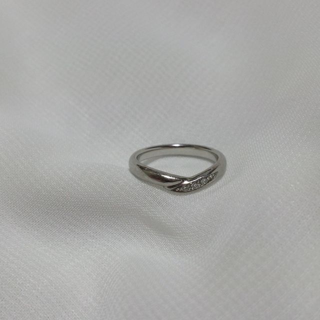 【アイプリモ(I-PRIMO)の口コミ】 指輪の一部がＶ字にくびれているところが気に入り、結婚指輪として購入し…
