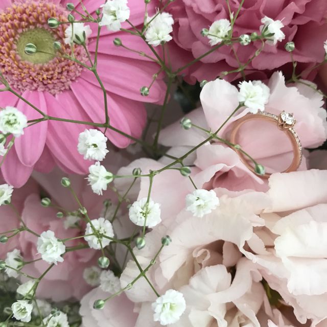 【アイプリモ(I-PRIMO)の口コミ】 結婚指輪はプラチナと決めていたため、婚約指輪は自分の肌の色に合うピン…