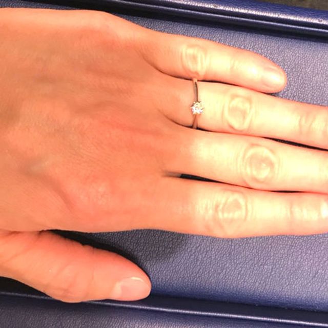 【銀座ダイヤモンドシライシの口コミ】 シンプルなタイプの婚約指輪を求めていたので、まさにイメージ通りの指輪…