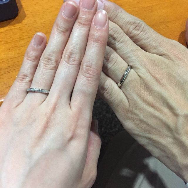 【銀座ダイヤモンドシライシの口コミ】 お互いにデザインに一目惚れしました。
指が綺麗に見えるストレートデザイ…