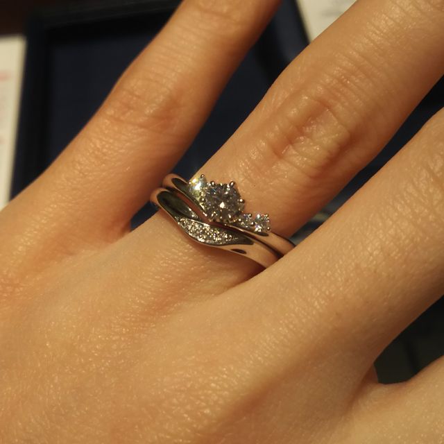 【銀座ダイヤモンドシライシの口コミ】 センター石の両脇にメレが2つずつあり、センター石を引き立たせてくれます…