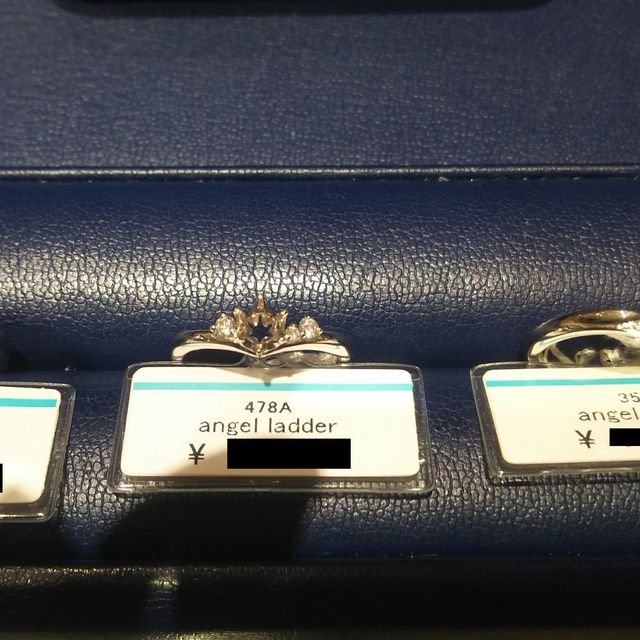 【銀座ダイヤモンドシライシの口コミ】 センター石の両脇にメレが2つずつあり、センター石を引き立たせてくれます…