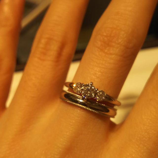 【モニッケンダム(MONNICKENDAM)の口コミ】 センター石の両脇にメレがあり、センター石をより大きくみせてくれます。
…