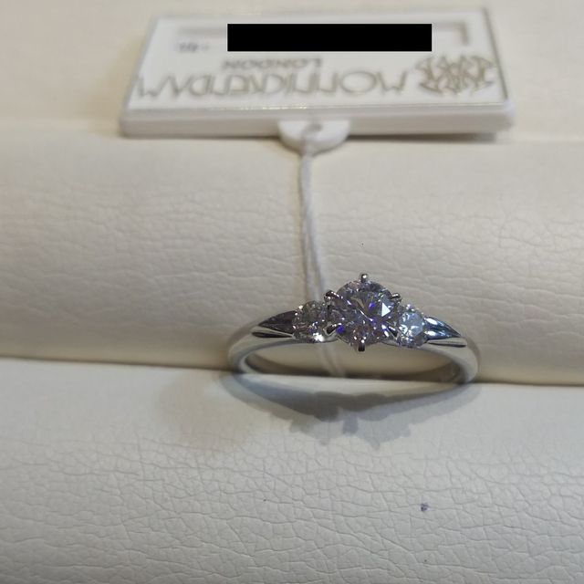 【モニッケンダム(MONNICKENDAM)の口コミ】 センター石の両脇にメレがあり、センター石をより大きくみせてくれます。
…