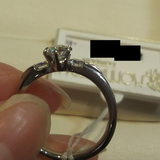 【モニッケンダム(MONNICKENDAM)の口コミ】 センター石の両脇にメレがあり、センター石をより大きくみせてくれます。
…