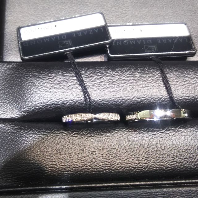 【ラザール ダイヤモンド(LAZARE DIAMOND)の口コミ】 レディース用は中心部に絞りがある為、指が細く華奢に見えました。
メレも…