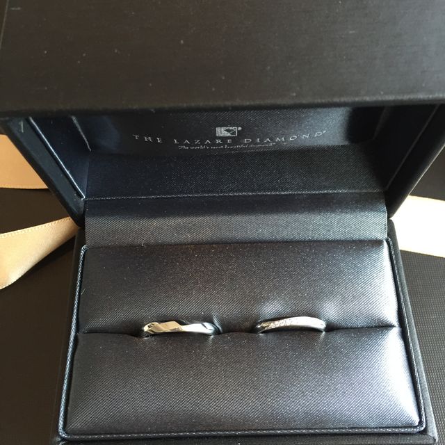 【ラザール ダイヤモンド(LAZARE DIAMOND)の口コミ】 メレダイヤが入っているもので、婚約指輪と重ね付けてもキレイに見えるも…
