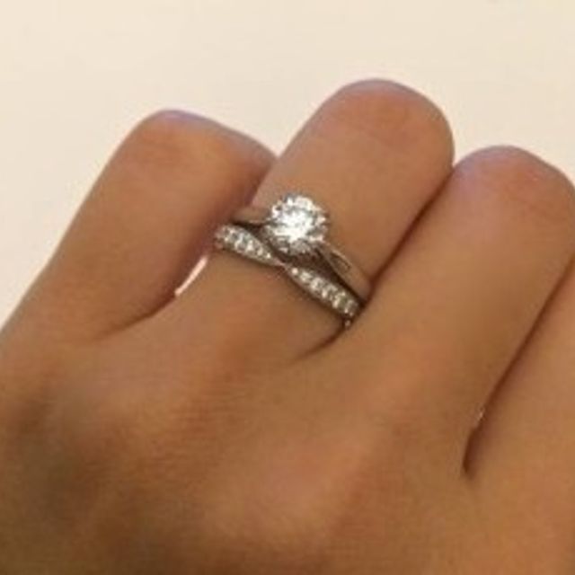 【ティファニー(Tiffany & Co.)の口コミ】 旦那様が選んでくれました(^^♪
婚約指輪は宝石のついたキラキラしたものに…