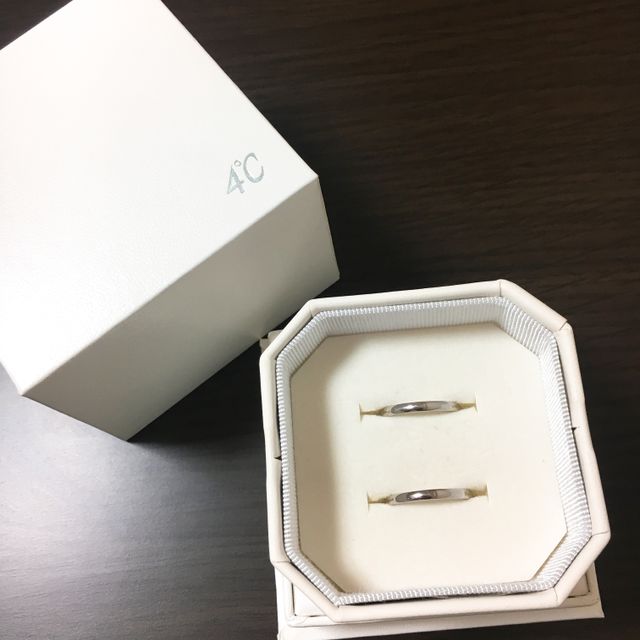 【4℃ BRIDAL(ヨンドシーブライダル)の口コミ】 旦那と2人で選びに行きました。
結婚指輪は長年使えてシンプルなデザイン…