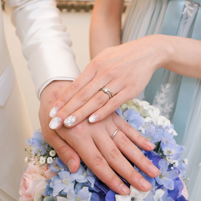 【4℃ BRIDAL(ヨンドシーブライダル)の口コミ】 割と大きな手でもスラット見えるデザインが気に入りました。
婚約指輪と結…