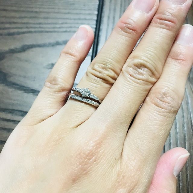 【HelloKitty x MAYFAIR(ハローキティ メイフェア)の口コミ】 婚約指輪にキティちゃんとコラボしたこちらの指輪をもらっていたので、結…