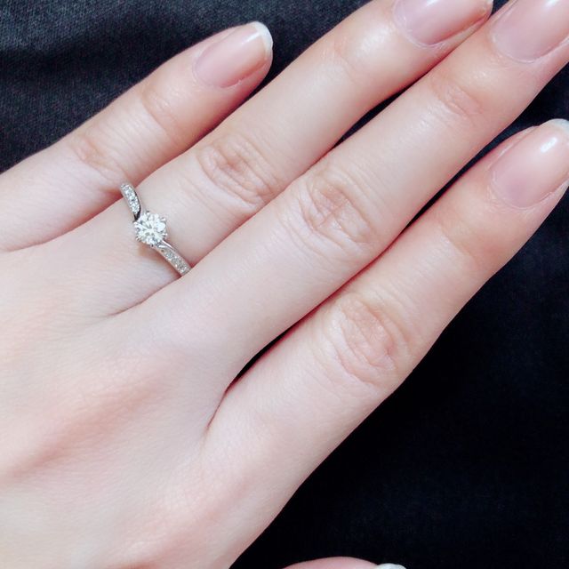 【銀座ダイヤモンドシライシの口コミ】 好みのデザインであったことと、こちらの婚約指輪とセットリングに出来る…