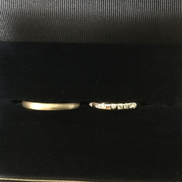 【銀座ダイヤモンドシライシの口コミ】 つや消し加工の指輪をさがしていました。
何種類か見せていただき、当方ゆ…
