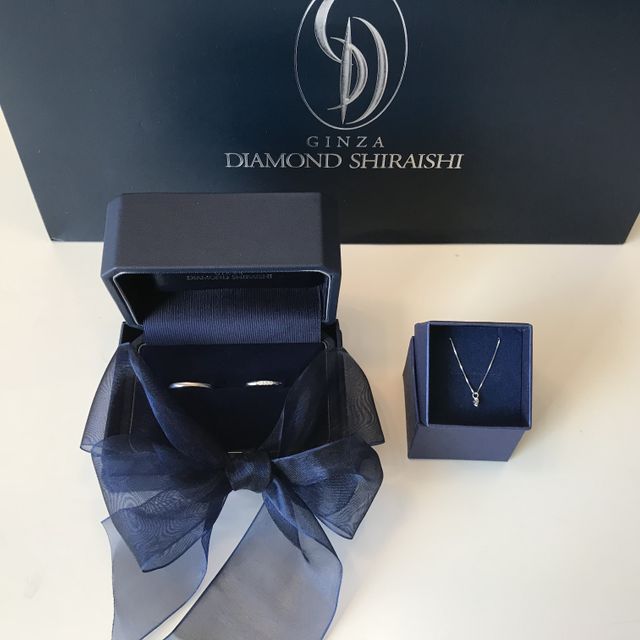 【銀座ダイヤモンドシライシの口コミ】 1つ10万円前後で探していて、デザインなどお店の方に相談しました。
たく…