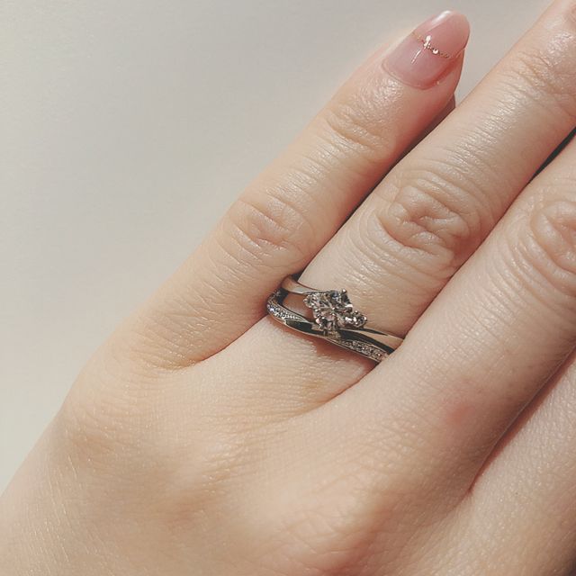 【アイプリモ(I-PRIMO)の口コミ】 結婚指輪は婚約指輪とセットでつけることを考えて、婚約指輪と同じブラン…