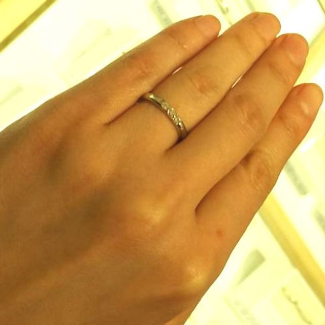 【4℃ BRIDAL(ヨンドシーブライダル)の口コミ】 シンプルなデザインで日常的に長く使用できる指輪を探していました。ダイ…