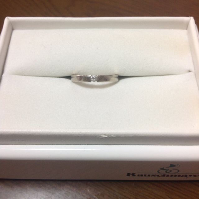 【Rauschmayer(ラウシュマイヤー)の口コミ】 シルバーのシンプルなリングにすることは元から決めていましたが、これは…