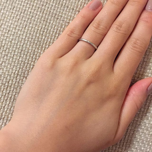 【AHKAH(アーカー)の口コミ】 結婚指輪は毎日つけるものなので、シンプルなものを選びました。シンプル…