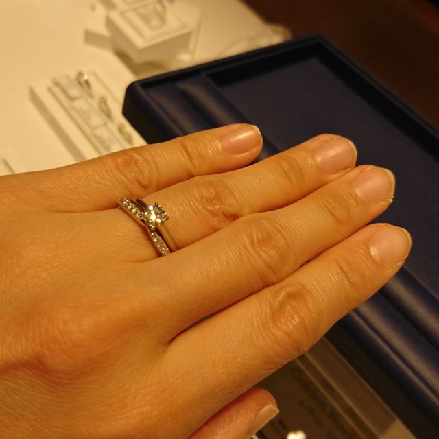 【銀座ダイヤモンドシライシの口コミ】 婚約指輪と重ねづけしたときにとても似あっていた。
ダイアモンドの質が良…