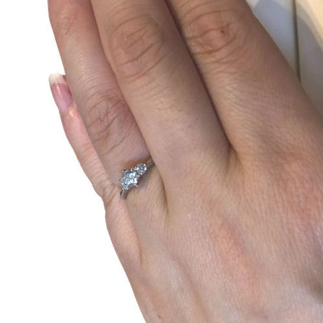 【銀座ダイヤモンドシライシの口コミ】 シンプルなラインと存在感のあるダイヤモンド、それらのイメージにピッタ…