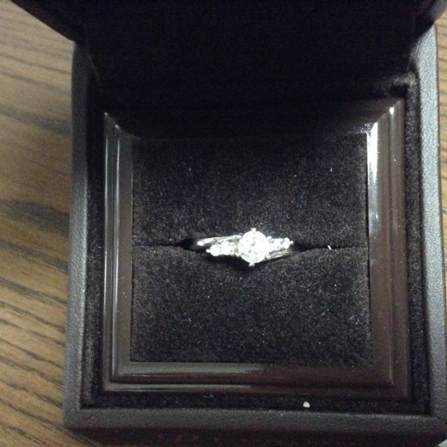 【アイプリモ(I-PRIMO)の口コミ】 婚約指輪なのでダイヤモンドが入った指輪がよかったです。シンプルなもの…