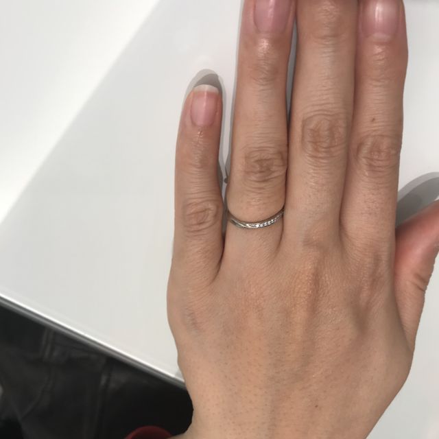 【俄(にわか)の口コミ】 ダイヤが埋め込まれたデザインが希望でした。せせらぎのリングは、ダイヤ…