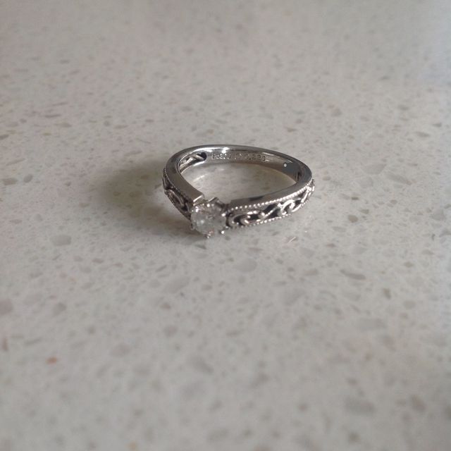 【CAFERING(カフェリング)の口コミ】 決めてはやはりデザインです。指輪を探し始めた当初はブランドを基準に探…