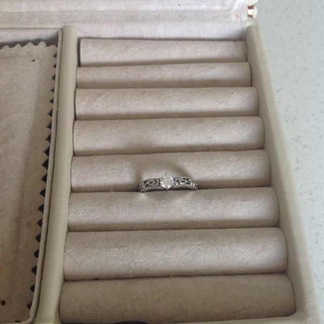 【CAFERING(カフェリング)の口コミ】 決めてはやはりデザインです。指輪を探し始めた当初はブランドを基準に探…