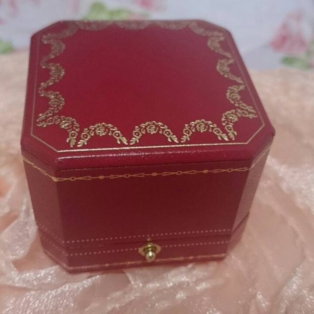 【カルティエ(Cartier)の口コミ】 この指輪の決めてはデザインの可愛さの一言に尽きます。
真ん中に輝くダイ…