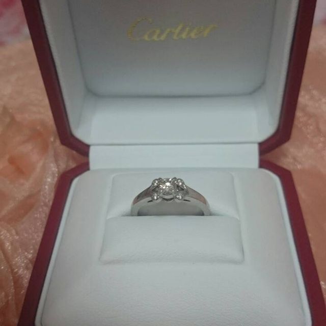 【カルティエ(Cartier)の口コミ】 この指輪の決めてはデザインの可愛さの一言に尽きます。
真ん中に輝くダイ…