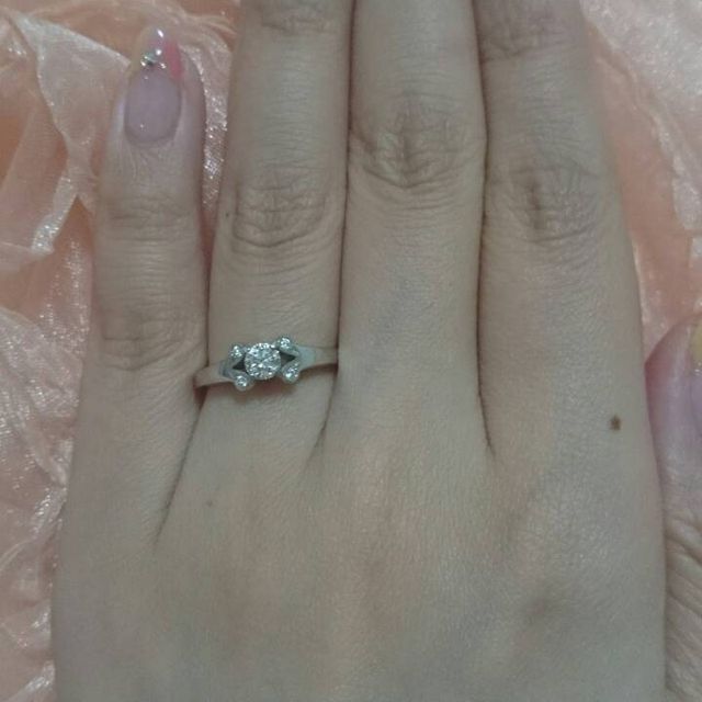 【カルティエ(Cartier)の口コミ】 この指輪の決めてはデザインの可愛さの一言に尽きます。
真ん中に輝くダイ…