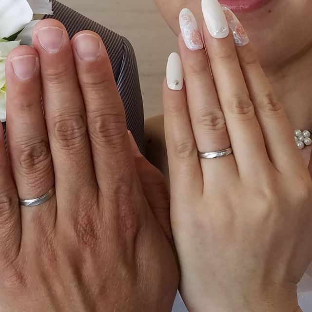 【insembre(インセンブレ)の口コミ】 結婚指輪として購入しました。
旦那さんは幅の太めのリング、私は細めでダ…