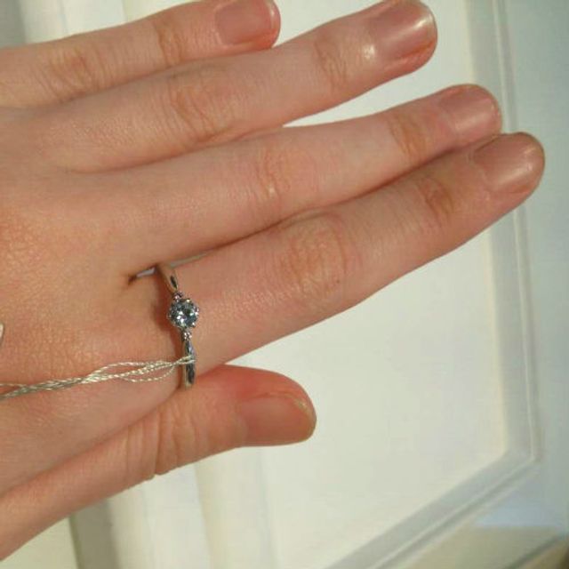 【MILK&Strawberry(ミルクアンドストロベリー)の口コミ】 中央の大きなダイヤモンドも存在感があってきれいですが、むしろ決め手に…