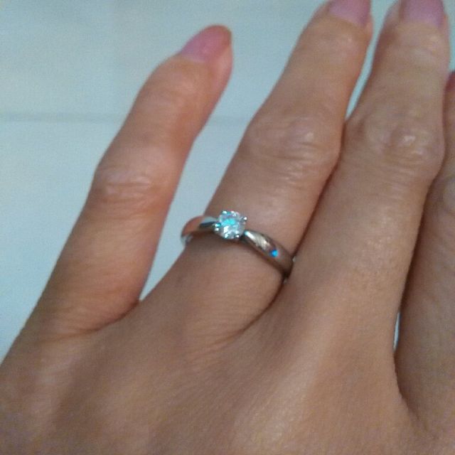 【ティファニー(Tiffany & Co.)の口コミ】 シンプルで一番スタンダードなデザインということでこの指輪にしました。
…