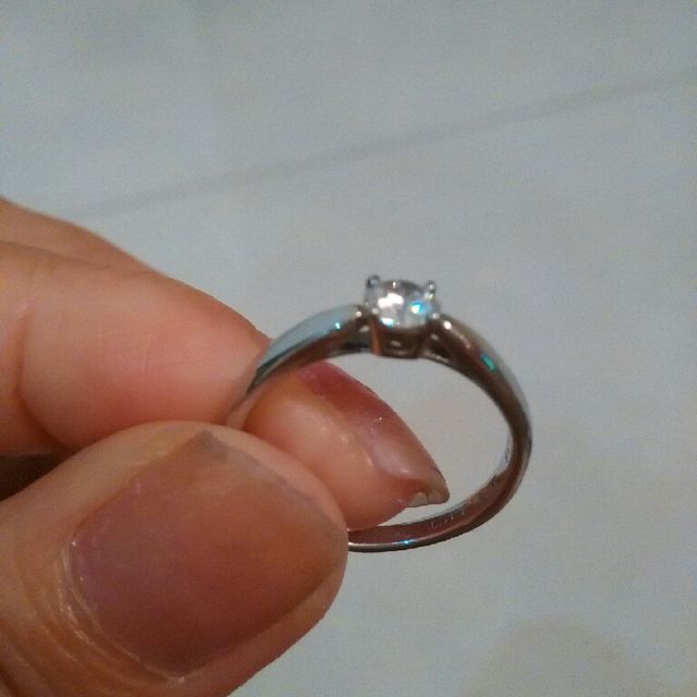 【ティファニー(Tiffany & Co.)の口コミ】 シンプルで一番スタンダードなデザインということでこの指輪にしました。
…