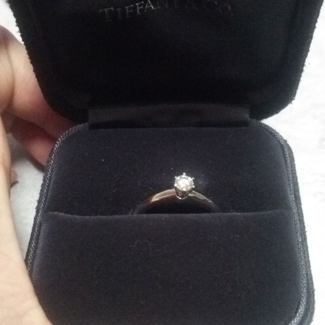 【ティファニー(Tiffany & Co.)の口コミ】 結婚指輪と合わせて付けても綺麗ですよと店員さんに言われて決めました。…