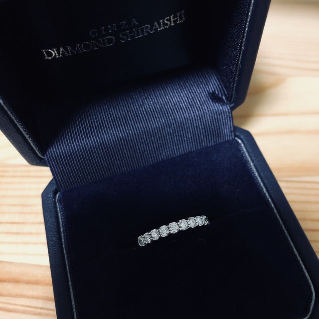【銀座ダイヤモンドシライシの口コミ】 デザイン、保証が良かったため。
ダイヤ同士の間隔が短く、びっしりダイヤ…