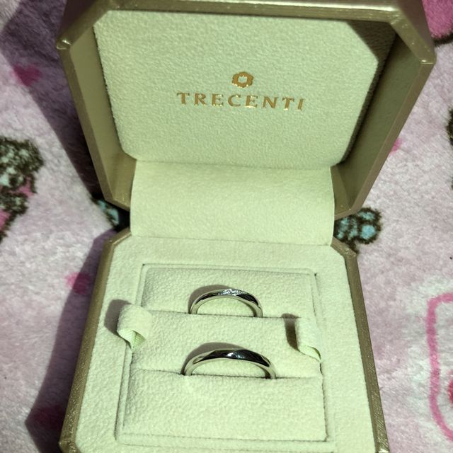 【TRECENTI(トレセンテ)の口コミ】 結婚指輪は婚約指輪と重ねても綺麗に見えるデザインのものを探していまし…