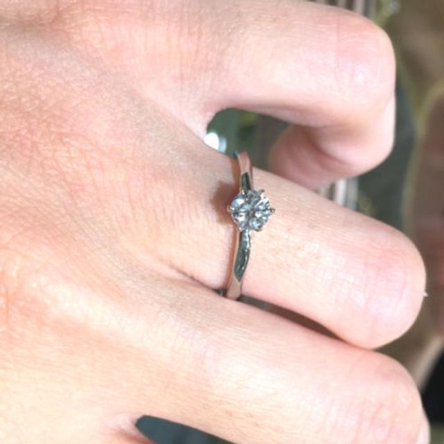 【voulez vous(ヴーレ・ヴー)の口コミ】 クラシックな雰囲気のあるシンプルなタイプの指輪であり、ダイヤモンドの…